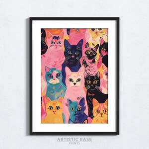 Puede incluir: Una impresión artística enmarcada que presenta un colorido patrón de caras de gatos estilizadas. Los gatos están representados en varios colores, incluyendo rosa, azul, amarillo y negro, sobre un fondo cálido. La impresión está enmarcada en un marco negro, con el texto "ARTISTIC EASE PRINTS" en la parte inferior.