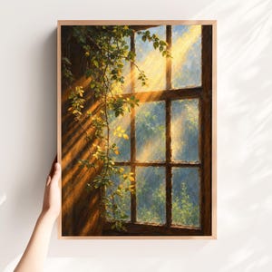 Könnte beinhalten: Ein gerahmter, rechteckiger Wandkunstdruck, der einen hölzernen Fensterrahmen mit mehreren Scheiben zeigt. Goldenes Sonnenlicht fällt durch das Glas und beleuchtet grüne Kletterpflanzen und Blätter, die am dunkelbraunen Fensterrahmen herabhängen.
