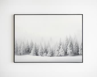 Könnte beinhalten: Schwarz gerahmter Kunstdruck mit einer Winterwaldszene. Das Bild zeigt schneebedeckte Nadelbäume in einer nebligen, monochromen Landschaft. Der Text "ARTISTIC EASE PRINTS" befindet sich unten.