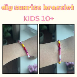 Könnte beinhalten: Ein farbenfrohes Freundschaftsarmband mit gelben, roten, weißen und violetten Fäden. Das Armband ist an einem Handgelenk gebunden. Das Bild enthält den Text "diy sunrise bracelet KIDS 10+"