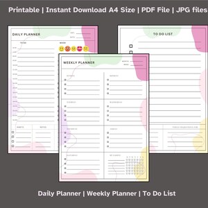 Op de afbeelding: Printbare dagelijkse, wekelijkse en to-do-lijst plannerpagina's met pastelroze, groene en gele abstracte vormen. De dagelijkse planner heeft een tijdvakkolom van 7:00 uur tot 21:00 uur, een gewoontekolom en een notitiekolom. De weekplanner heeft een kolom voor elke dag van de week, met ruimte voor notities en taken. De to-do-lijst heeft een sectie voor drie prioriteiten voor de dag.