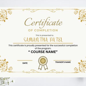 Può includere: Un modello di certificato di completamento con sfondo color crema e decorazioni dorate agli angoli. Il testo riporta Certificate of Completion, This is presented to, Samantha Patel, This certificate is proudly presented for the successful completion of the program, Course Name, Date e Trainer's Name, con un'icona a forma di sigillo dorato.