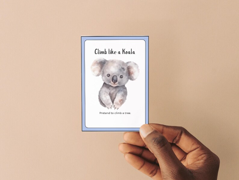 K&ouml;nnte beinhalten: Eine blaue und wei&szlig;e Karte mit einem Karikatur-Koala-B&auml;ren und dem Text "Klettere wie ein Koala. Tu so, als w&uuml;rdest du auf einen Baum klettern."