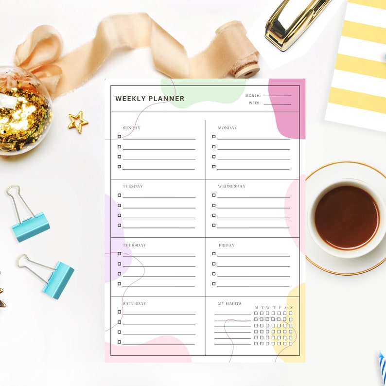 Op de afbeelding: Een weekplanner met pastelroze, groene en paarse abstracte vormen. De planner heeft secties voor elke dag van de week, een sectie voor gewoontes en ruimte om notities te maken. De tekst "WEEKLY PLANNER" staat bovenaan de pagina.