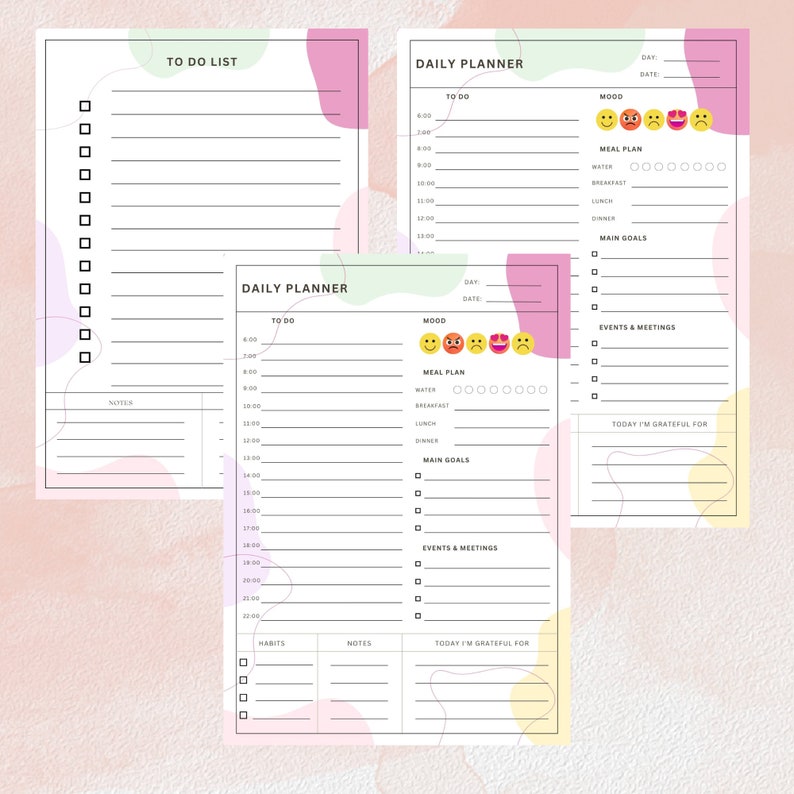 Op de afbeelding: Drie afdrukbare dagelijkse plannerpagina's met pastelroze, groene en gele achtergronden. Elke pagina heeft een takenlijst, een sectie voor hoofddoelen, evenementen en vergaderingen, en een ruimte om op te schrijven waar je dankbaar voor bent. De bovenste pagina heeft een moodtracker met emoji's.