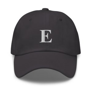 Sombrero de papá con letra 'E'