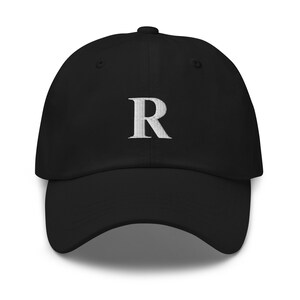 Sombrero de papá con letra 'R'