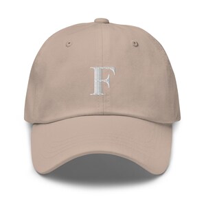Sombrero de papá con letra 'F'