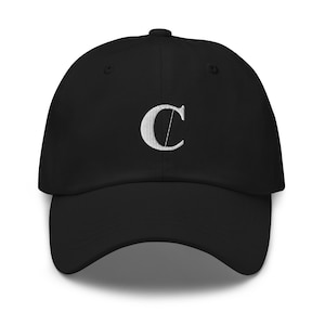 Sombrero de papá con letra 'C'