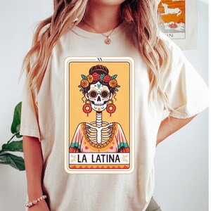 LA LATINA Tarot Karte Mexikanischen Hemd, LATINA Geschenk, Skelett Tarot Hemd, LATINA Hemd, LATINA SHIRT, LATINA Power, Spanisches Hemd, Mexikanische Hemd