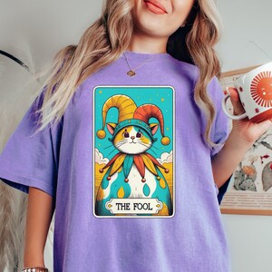 De dwaas Tarot Card Shirt Cat Shirt Tarot Shirt Cat Love Shirt Witchy Shirt Comfort kleuren Cat Lovers Gift Cat Tarot Whimsigoth Shirt