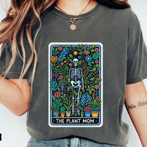 Die Pflanze Mama Tarot Karte Pflanze Mama Shirt Pflanze Mama Geschenk Skeleton Tarot Shirt Botanisches Tarot Pflanzenliebhaber Shirt Mystisches Shirt Komfort Farben
