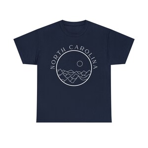 North Carolina Tee Gebirgskette Design: Atmungsaktives Baumwollhemd, klassische Passform, langlebige Qualität | Unisex-Größen, abreißbares Etikett Bild 5