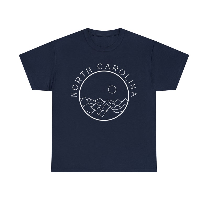 North Carolina Tee Gebirgskette Design: Atmungsaktives Baumwollhemd, klassische Passform, langlebige Qualität | Unisex-Größen, abreißbares Etikett Bild 5