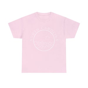 North Carolina Tee Gebirgskette Design: Atmungsaktives Baumwollhemd, klassische Passform, langlebige Qualität | Unisex-Größen, abreißbares Etikett Bild 6