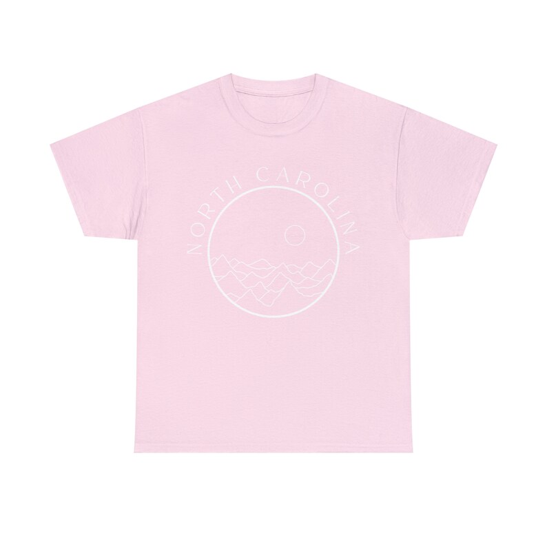 North Carolina Tee Gebirgskette Design: Atmungsaktives Baumwollhemd, klassische Passform, langlebige Qualität | Unisex-Größen, abreißbares Etikett Bild 6