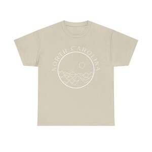 North Carolina Tee Gebirgskette Design: Atmungsaktives Baumwollhemd, klassische Passform, langlebige Qualität | Unisex-Größen, abreißbares Etikett Bild 10