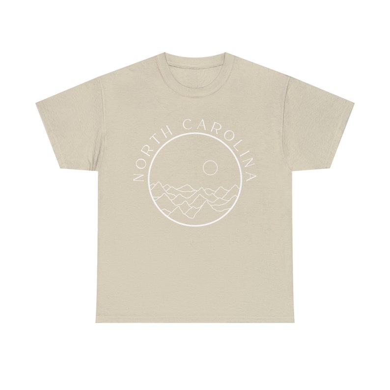 North Carolina Tee Gebirgskette Design: Atmungsaktives Baumwollhemd, klassische Passform, langlebige Qualität | Unisex-Größen, abreißbares Etikett Bild 10