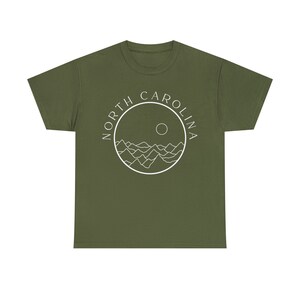 North Carolina Tee Gebirgskette Design: Atmungsaktives Baumwollhemd, klassische Passform, langlebige Qualität | Unisex-Größen, abreißbares Etikett Bild 8