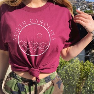 North Carolina Tee Gebirgskette Design: Atmungsaktives Baumwollhemd, klassische Passform, langlebige Qualität | Unisex-Größen, abreißbares Etikett Bild 4