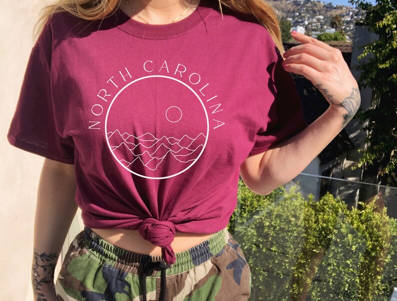 North Carolina Tee Gebirgskette Design: Atmungsaktives Baumwollhemd, klassische Passform, langlebige Qualität | Unisex-Größen, abreißbares Etikett Bild 4
