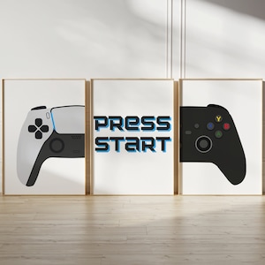 Puede incluir: Tres impresiones enmarcadas con un tema de juego. La impresión de la izquierda presenta un mando de videojuego blanco, la impresión del medio dice "PRESS START" en letras azules y negras, y la impresión de la derecha presenta un mando de videojuego negro.