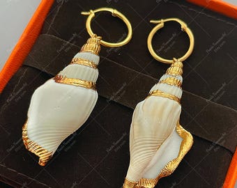 Met goud afgezet schelpoorbellen: op de oceaan geïnspireerde sieraden