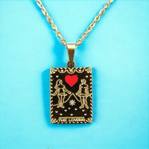 Collar con cita para parejas: conjunto de joyas en capas a prueba de agua / Collar con tarjeta chapado en oro de 14 quilates con detalle y dije de esmalte / Joyería romántica estética