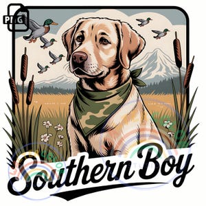 Op de afbeelding: Illustratie van een gele Labrador Retriever met een groene camouflage bandana, met eenden die vliegen op de achtergrond. De tekst "Southern Boy" wordt weergegeven in een gestileerd lettertype onderaan de afbeelding. De hond staat voor riet, bloemen en bergen.