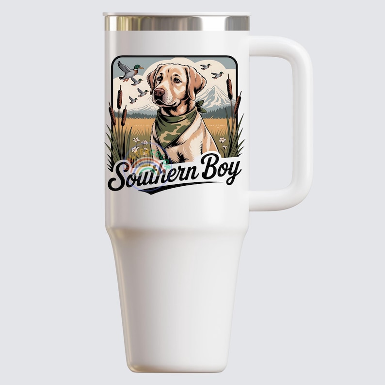Op de afbeelding: Witte ge&iuml;soleerde beker met een handvat en een zilveren rand. De beker heeft een afbeelding van een gele Labrador met een groene bandana, met de tekst "Southern Boy". De afbeelding bevat eenden, bergen en riet.
