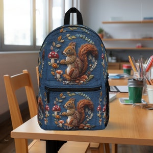 Sac à dos écureuil bleu avec de mignons écureuils roux et champignons vénéneux - Sac à dos écureuil style broderie cottagecore - Cartable écureuil