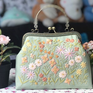 Bestickte Tasche, bestickte Tasche mit Kussverschluss, mit Blumen bestickte Tasche, Leinen bestickte Handtasche, Stofftasche mit Kussverschluss, Geschenk für Mutter, Geschenk für sie