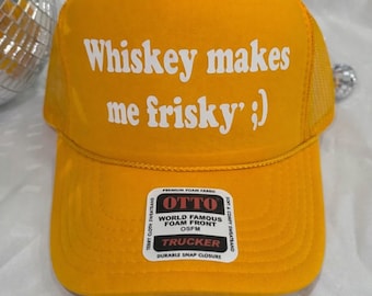 Whiskey Makes Me Frisky Trucker Hat, ausgefranster Hut, lustige unangemessene Hüte