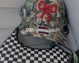 Ribbon Trucker Hat mit gestickter Schleife | Valentinstag Hut