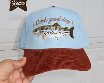Trucker-Cap mit Forellenstickerei „Catch Good Days“ | Lustige Angel-Trucker-Cap | Sommer-See- und Flussmütze