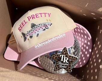 Reel Pretty Fish | bestickte Trucker-Mütze | Angelmütze, Angelmütze