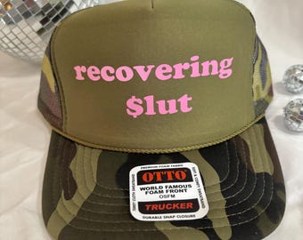 Recovering Slut Trucker Hut, Trendy Trucker Hut, ausgefranster Hut, Hut-Roulette