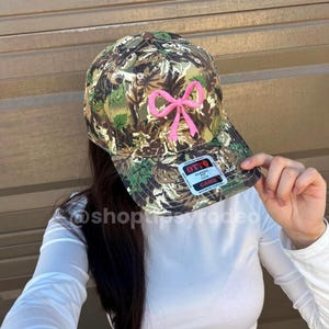 Camo geborduurde truckerpet met strik | Roze linthoed met camouflageprint | strikmuts |