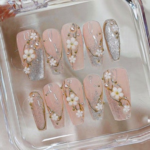 Ongles à presser en acrylique rose clair avec fleurs de cerisier argentées - Décorations d'ongles élégantes | Presse acrylique unique sur les ongles | Faux ongles | HD338T