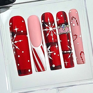 Uñas postizas navideñas con forma de estrella / Uñas festivas con rayas y estrellas en forma de bastón de caramelo / Uñas postizas navideñas en rojo / Uñas elegantes en rojo y rosa / HT651YC