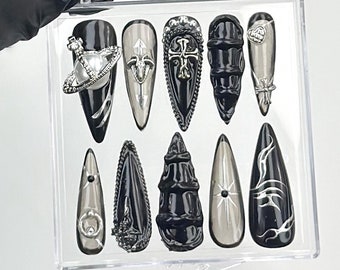Gothic Stiletto Drücken Sie auf die Nägel | Schwarze & Silber verschönerte Acrylnägel