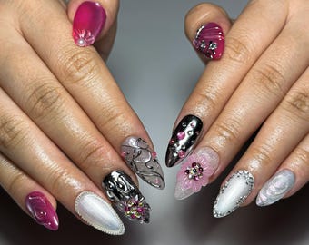 Paznokcie prasowane w kolorze intensywnego różu z kryształkami | Metaliczne srebrne paznokcie akcentowe | Paznokcie z trójwymiarowymi kwiatowymi klejnotami | Luksusowe, wyraziste paznokcie | HC1340NC