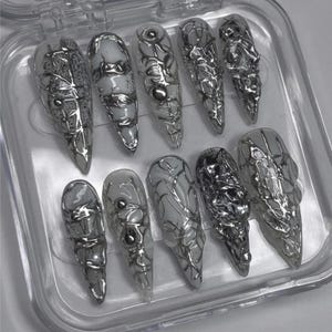 Trendige Chrom Drücken Sie auf die Nägel | Schwarzes rätselhaftes Muster | Moderne Metallic Nagelkunst | Goth, Gothic, Y2K inspirierte Nail Art | Y2k Nägel | KW466Y