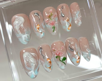 Koi Teich Bliss Drücken Sie auf die Nägel | Koi Blumen Acrylnägel | Serene Waters Nagelkunst | Blühende Fake Nägel | Zen Garten Koi Nägel | HB479Y