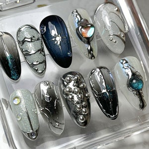 きらめくシルバーのプレスオンネイル | ネイルチャーム | 3D ハート柄ネイルアート | フェイクネイル | ショートプレスオンネイル | Y2k ネイル | HC117T