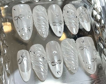 Unghie finte a mandorla con glitter bianchi / Nail art con fiocco argentato 3D / HC282A