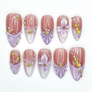Unhas postiças Lavender Ocean Bloom | Nail Art 3D com Conchas e Cavalos-Marinhos | Pontas de Sereia Floral Roxa | Conjunto Longo Brilhante | HC984EK