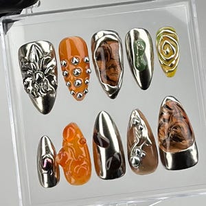 Glam Gothic Chrom Drücken Sie auf die Nägel | Edgy Metallic Fake Nägel | Silber Metallic & Marmor Nail Art | Gothic, Y2K inspirierte Press-Ons | HR686YK