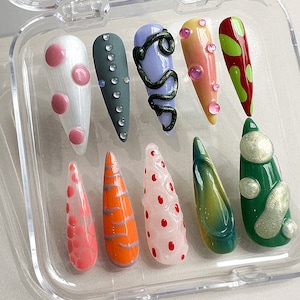Kleurrijke vrije stijl natuurpers op nagels | Amandelnagels | Hanpainted trendy nagelset | Nepnagels laten vallen | Laat je stijl zien | HC297A