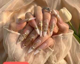 Gold Braut drücken auf die Nägel | Barock Engelflügel | Y2K Luxus Hochzeitsgast | mutige Abschlussball-Party-Nägel | Himmlisches Gala Statement Set | HB1355DK